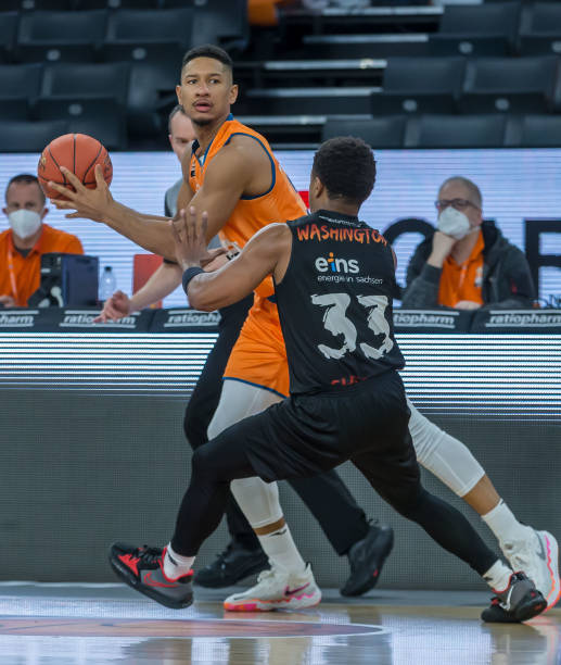 他在篮板球 他在篮板球